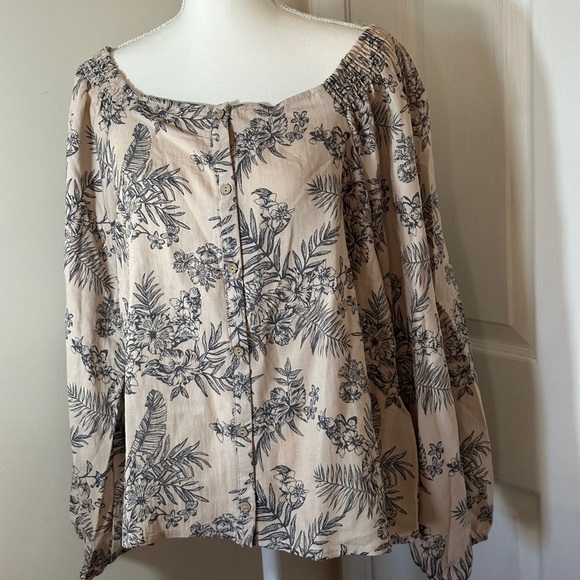 NWT Gilli button down top. - Picture 1 of 8
